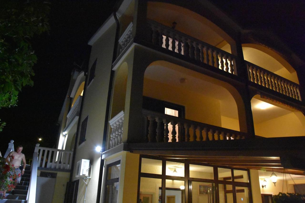 Macola Apartment *